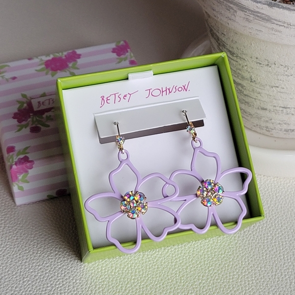 NWT Betsey Johnson pastel purple hollow enamel flower &  crystal earrings - Picture 3 of 5
